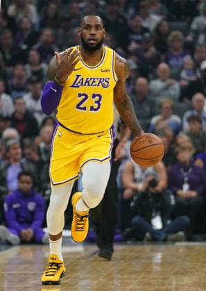 USA BASKETBALL NBA, Basketball Herren, USA Los Angeles Lakers at Sacramento Kings epa07157001 Los Angeles Lakers forward LeBron James dribbles up court during the first half of the NBA basketball game between the Los Angeles Lakers and the Sacramento Kings at the Golden 1 Center in Sacramento, California, USA, 10 November 2018. SACRAMENTO United States  Copyright: xJOHNxG.xMABANGLOx