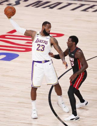 epaselect USA BASKETBALL NBA, Basketball Herren, USA FINALS Los Angeles Lakers at Miami Heat epaselect epa08721373 Los Angeles Lakers forward LeBron James keeps the ball away from Miami Heat guard Kendrick Nunn (R) in the first quarter of their NBA Finals basketball game three between the Los Angeles Lakers and the Miami Heat at the ESPN Wide World of Sports Complex in Kissimmee, Florida, USA, 04 October 2020. Kissimmee United States  Copyright: xERIKxS.xLESSERx