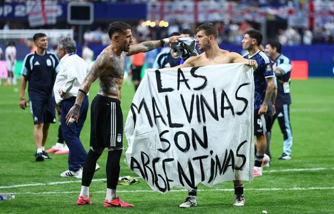 Argentinian players holding a banner reading The Falklands are Argentinian after the match England v Argentina, 2026 FIFA World Cup, WM, Weltmeisterschaft, Fussball Semi Final, Football, Atlanta Stadium, Atlanta, Georgia, USA - 15 Jul 2026Atlanta Atlanta Stadium Georgia (GA) United States of America  Copyright: xMichaelxZemanek Shutterstockx 16992756fc