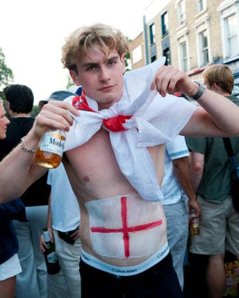 England v Argentina fans 16 July 2026, London - England fans watch their Semi Final match against Argentina at Portobello Road - An England fan poses for a photo - Photo: Jacques Feeney Offside. London UK *** Fans des Spiels England gegen Argentinien am 16. Juli 2026, London: Englische Fans verfolgen das Halbfinalspiel gegen Argentinien in der Portobello Road. Ein englischer Fan posiert für ein Foto. Foto: Jacques Feeney, Offside London, Großbritannien  Copyright: xJacquesxFeeneyx xOffsidexOffside