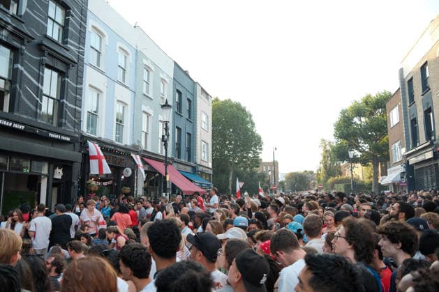 England v Argentina fans 16 July 2026, London - England fans watch their Semi Final match against Argentina at Portobello Road - Photo: Jacques Feeney Offside. London UK *** Fans des Spiels England gegen Argentinien am 16. Juli 2026, London: Englische Fans verfolgen das Halbfinalspiel gegen Argentinien in der Portobello Road. Foto: Jacques Feeney, Offside London, Großbritannien  Copyright: xJacquesxFeeneyx xOffsidexOffside