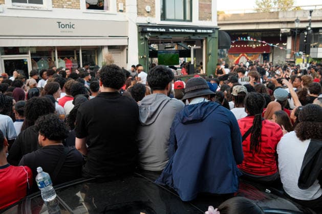 England v Argentina fans 16 July 2026, London - England fans watch their Semi Final match against Argentina at Portobello Road - Photo: Jacques Feeney Offside. London UK *** Fans des Spiels England gegen Argentinien am 16. Juli 2026, London: Englische Fans verfolgen das Halbfinalspiel gegen Argentinien in der Portobello Road. Foto: Jacques Feeney, Offside London, Großbritannien  Copyright: xJacquesxFeeneyx xOffsidexOffside