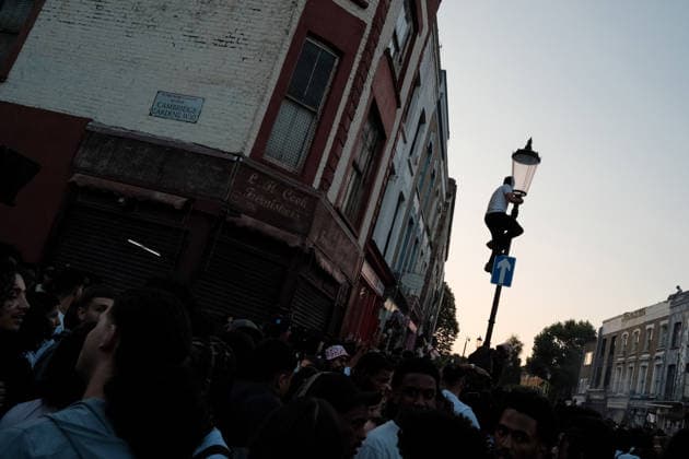 England v Argentina fans 16 July 2026, London - England fans watch their Semi Final match against Argentina at Portobello Road - A man climbs a lamp post - Photo: Jacques Feeney Offside. London UK *** Fans des Spiels England gegen Argentinien am 16. Juli 2026, London: Englische Fans verfolgen das Halbfinalspiel gegen Argentinien in der Portobello Road. Ein Mann klettert auf einen Laternenpfahl. Foto: Jacques Feeney, Offside London, Großbritannien  Copyright: xJacquesxFeeneyx xOffsidexOffside