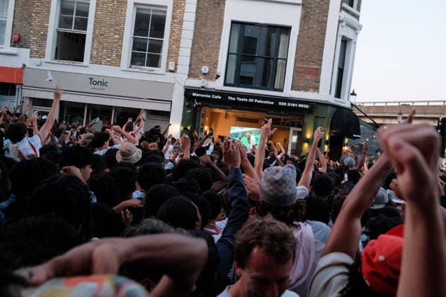 England v Argentina fans 16 July 2026, London - England fans watch their Semi Final match against Argentina at Portobello Road - England fans celebrate their first goal - Photo: Jacques Feeney Offside. London UK *** Fans des Spiels England gegen Argentinien am 16. Juli 2026 in London: Englische Fans verfolgen das Halbfinalspiel gegen Argentinien in der Portobello Road. Englische Fans feiern ihr erstes Tor. Foto: Jacques Feeney, Offside, London, Großbritannien  Copyright: xJacquesxFeeneyx xOffsidexOffside