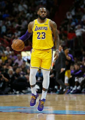 USA NBA, Basketball Herren, USA BASKETBALL Los Angeles Lakers at Miami Heat epa07176076 Los Angeles forward LeBron James brings the ball up court against the Miami Heat during the second half of their NBA game at the AmericanAirlines Arena Miami, Florida, USA, 18 November 2018. MIAMI United States  Copyright: xRHONAxWISEx