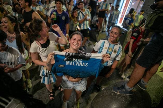 Argentine fans celebrate World Cup final qualification in Madrid MADRID, SPAIN JULY 15, 2026: Argentine football fans celebrate in Puerta del Sol after Argentina defeat England 2-1 in the 2026 FIFA World Cup, WM, Weltmeisterschaft, Fussball semi-final. Argentina advance to the final, where they will face Spain in New York on Sunday, July 19. Madrid MADRID Spain Copyright: x xC.xCarvajalx xJNAxPressx