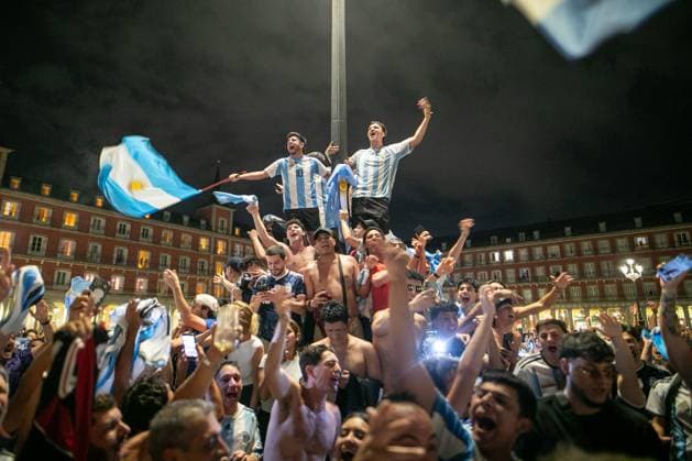 Argentine fans celebrate World Cup final qualification in Madrid MADRID, SPAIN JULY 15, 2026: Argentine football fans celebrate in Puerta del Sol after Argentina defeat England 2-1 in the 2026 FIFA World Cup, WM, Weltmeisterschaft, Fussball semi-final. Argentina advance to the final, where they will face Spain in New York on Sunday, July 19. Madrid MADRID Spain Copyright: x xC.xCarvajalx xJNAxPressx