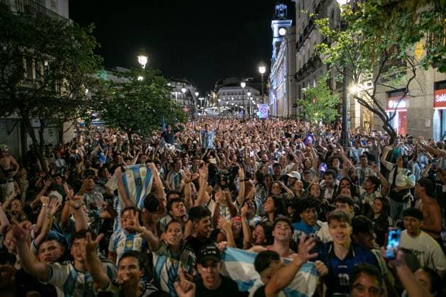 Argentine fans celebrate World Cup final qualification in Madrid MADRID, SPAIN JULY 15, 2026: Argentine football fans celebrate in Puerta del Sol after Argentina defeat England 2-1 in the 2026 FIFA World Cup, WM, Weltmeisterschaft, Fussball semi-final. Argentina advance to the final, where they will face Spain in New York on Sunday, July 19. Madrid MADRID Spain Copyright: x xC.xCarvajalx xJNAxPressx