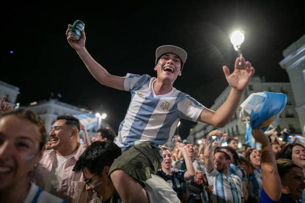 Argentine fans celebrate World Cup final qualification in Madrid MADRID, SPAIN JULY 15, 2026: Argentine football fans celebrate in Puerta del Sol after Argentina defeat England 2-1 in the 2026 FIFA World Cup, WM, Weltmeisterschaft, Fussball semi-final. Argentina advance to the final, where they will face Spain in New York on Sunday, July 19. Madrid MADRID Spain Copyright: x xC.xCarvajalx xJNAxPressx