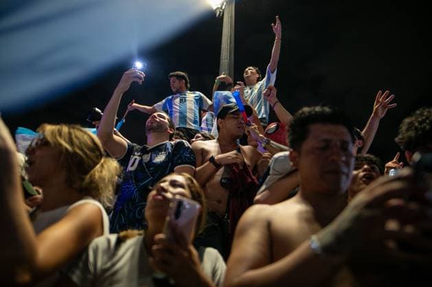 Argentine fans celebrate World Cup final qualification in Madrid MADRID, SPAIN JULY 15, 2026: Argentine football fans celebrate in Puerta del Sol after Argentina defeat England 2-1 in the 2026 FIFA World Cup, WM, Weltmeisterschaft, Fussball semi-final. Argentina advance to the final, where they will face Spain in New York on Sunday, July 19. Madrid MADRID Spain Copyright: x xC.xCarvajalx xJNAxPressx