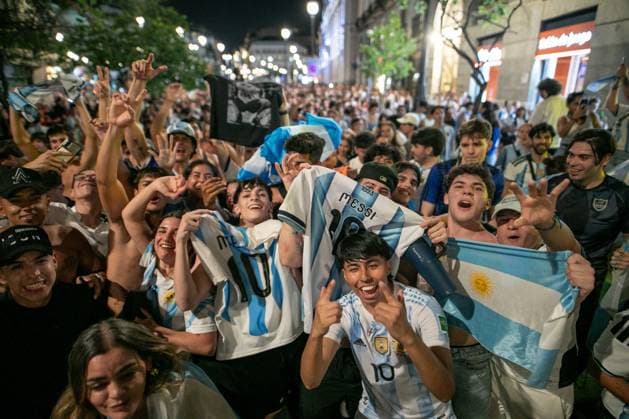 Argentine fans celebrate World Cup final qualification in Madrid MADRID, SPAIN JULY 15, 2026: Argentine football fans celebrate in Puerta del Sol after Argentina defeat England 2-1 in the 2026 FIFA World Cup, WM, Weltmeisterschaft, Fussball semi-final. Argentina advance to the final, where they will face Spain in New York on Sunday, July 19. Madrid MADRID Spain Copyright: x xC.xCarvajalx xJNAxPressx
