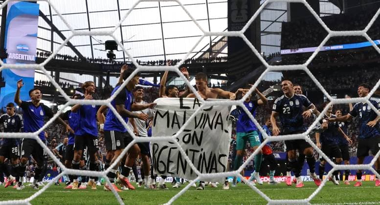 Argentinian players holding a banner reading The Falklands are Argentinian after the match England v Argentina, 2026 FIFA World Cup, WM, Weltmeisterschaft, Fussball Semi Final, Football, Atlanta Stadium, Atlanta, Georgia, USA - 15 Jul 2026Atlanta Atlanta Stadium Georgia (GA) United States of America  Copyright: xMichaelxZemanek Shutterstockx 16992756fe