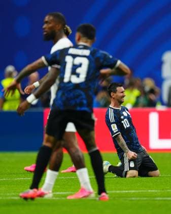 Lionel Messi of Argentina drops to his knees at full time England v Argentina, 2026 FIFA World Cup, WM, Weltmeisterschaft, Fussball Semi Final, Football, Atlanta Stadium, Atlanta, Georgia, USA - 15 Jul 2026Atlanta Atlanta Stadium Georgia (GA) United States of America  Copyright: xJavierxGarcia Shutterstockx 16992264ga