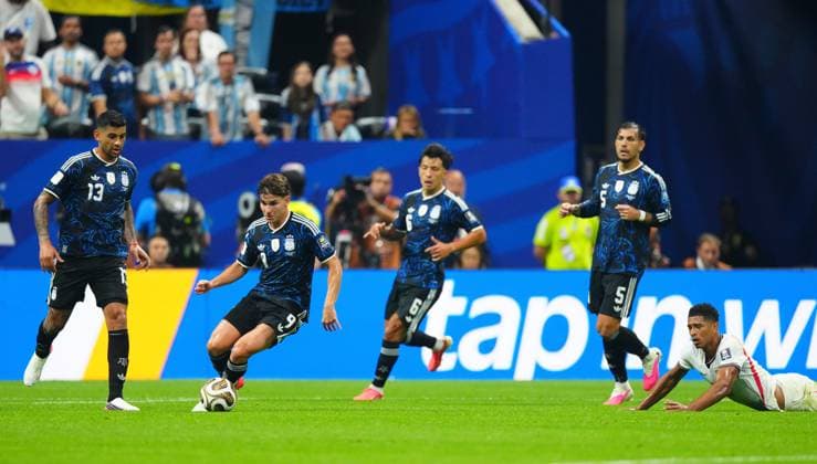 Julian Alvarez of Argentina gets away from a grounded Jude Bellingham of England England v Argentina, 2026 FIFA World Cup, WM, Weltmeisterschaft, Fussball Semi Final, Football, Atlanta Stadium, Atlanta, Georgia, USA - 15 Jul 2026Atlanta Atlanta Stadium Georgia (GA) United States of America  Copyright: xJavierxGarcia Shutterstockx 16992264gt