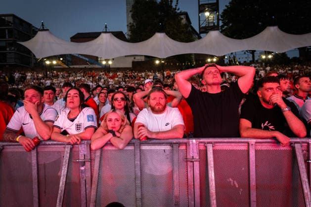 July 15, 2026, Manchester, United Kingdom: England fans react to going down 2-1 to Argentina during the highly anticipated World Cup semi-final. The sold-out Castlefield Bowl, organised by The Road Victory, saw thousands of fans come together to watch England play Argentina in a World Cup battle for the first time since France 98. Manchester United, ManU Kingdom - ZUMAs197 20260715_aaa_s197_176 Copyright: xAndyxBartonx