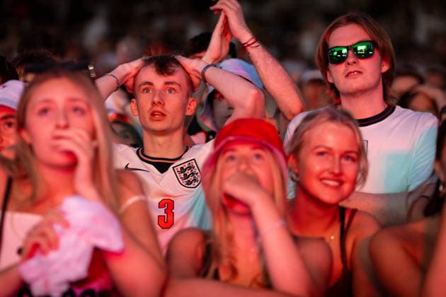 July 15, 2026, Manchester, United Kingdom: England fans seen watching a game between England and Argentina in the World Cup semi-final. The sold-out Castlefield Bowl, organised by The Road Victory, saw thousands of fans come together to watch England play Argentina in a World Cup battle for the first time since France 98. Manchester United, ManU Kingdom - ZUMAs197 20260715_aaa_s197_179 Copyright: xAndyxBartonx