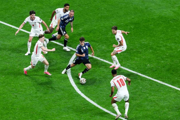 ATLANTA, GEORGIA - JULY 15: Julian Alvarez of Team Argentina is surrounded by opponents during the FIFA World Cup, WM, Weltmeisterschaft, Fussball 2026 Semi Final match between England and Argentina at Atlanta Stadium on July 15, 2026 in Atlanta, Georgia.  Copyright: xVCGx 111654594775