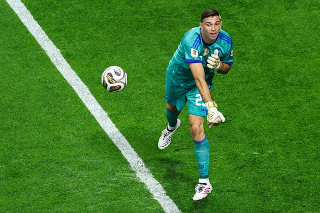 ATLANTA, GEORGIA - JULY 15: Emiliano Martinez of Argentina in action during the FIFA World Cup, WM, Weltmeisterschaft, Fussball 2026 Semi Final match between England and Argentina at Atlanta Stadium on July 15, 2026 in Atlanta, Georgia.  Copyright: xVCGx 111654607404