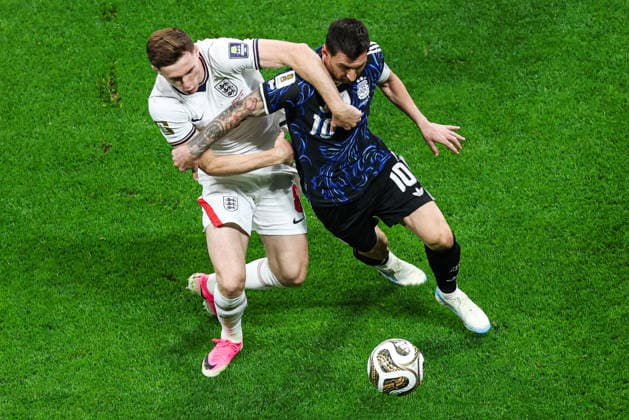 ATLANTA, GEORGIA - JULY 15: Elliot Anderson of England defends against Lionel Messi of Argentina during the FIFA World Cup, WM, Weltmeisterschaft, Fussball 2026 Semi Final match between England and Argentina at Atlanta Stadium on July 15, 2026 in Atlanta, Georgia.  Copyright: xVCGx 111654607415