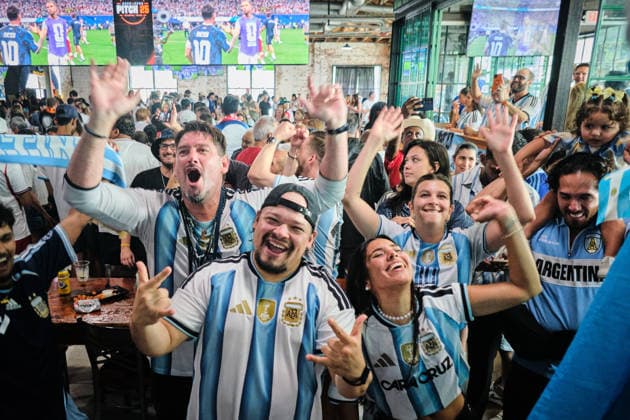 July 15, 2026, Houston, Texas, USA: Argentina supporters celebrate at a watch party at Pitch 25 in Houston after Argentina s 2-1 comeback win over England in the FIFA World Cup, WM, Weltmeisterschaft, Fussball 2026 semifinal sent the defending champions to Sunday s final against Spain. The match was played at Atlanta Stadium in Atlanta. World Cup 2026: SF: Argentina 2:1 England  - ZUMAe130 20260715_smp_e130_056 Copyright: xCarlosxEscalonax