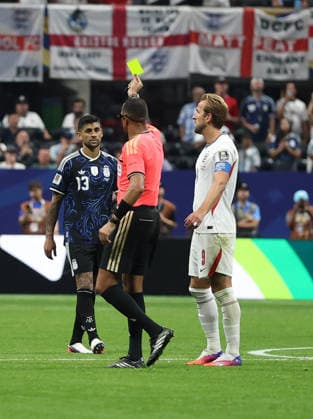 260716 -- ATLANTA, July 16, 2026 -- Cristian Romero L of Argentina is shown a yellow card during the semifinal match between Argentina and England at the 2026 FIFA World Cup, WM, Weltmeisterschaft, Fussball at Atlanta Stadium in Atlanta, the United States, July 15, 2026. SPU.S.-ATLANTA-FOOTBALL-FIFA WORLD CUP-SEMIFINAL-ARG VS ENG LixMing  (SP)U.S.-ATLANTA-FOOTBALL-FIFA WORLD CUP-SEMIFINAL-ARG VS ENG IMAGO LixMing  imago images 0861754315
