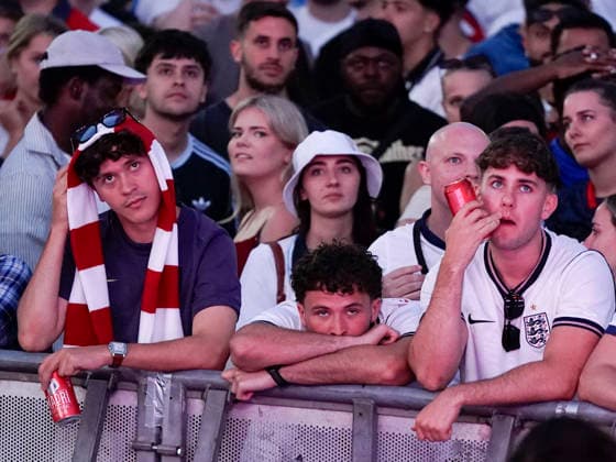 July 15, 2026, Manchester, Greater Manchester, UK: Manchester , UK. England fans react while watching England s semi final FIFA World Cup, WM, Weltmeisterschaft, Fussball match against Argentina on a big screen at Castlefield Bowl in Manchester, Greater Manchester, as the game takes place at Mercedes Benz Stadium in Atlanta in the USA. Manchester UK  - ZUMAl94_ 20260715_zaf_l94_069 Copyright: xIoannisxAlexopoulosx England V Argentina In Manchester  - ZUMA0861 0861753386st Copyright: xIMAGO IoannisxAlexopoulosx