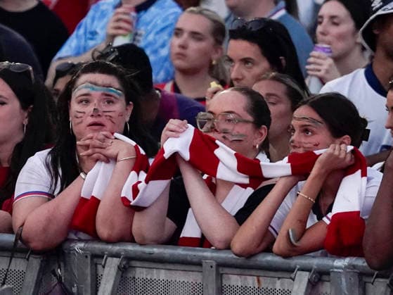 July 15, 2026, Manchester, Greater Manchester, UK: Manchester , UK. England fans react while watching England s semi final FIFA World Cup, WM, Weltmeisterschaft, Fussball match against Argentina on a big screen at Castlefield Bowl in Manchester, Greater Manchester, as the game takes place at Mercedes Benz Stadium in Atlanta in the USA. Manchester UK  - ZUMAl94_ 20260715_zaf_l94_070 Copyright: xIoannisxAlexopoulosx England V Argentina In Manchester  - ZUMA0861 0861753389st Copyright: xIMAGO IoannisxAlexopoulosx