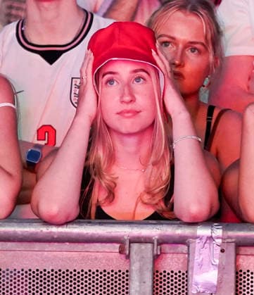 July 15, 2026, Manchester, Greater Manchester, UK: Manchester , UK. England fans react while watching England s semi final FIFA World Cup, WM, Weltmeisterschaft, Fussball match against Argentina on a big screen at Castlefield Bowl in Manchester, Greater Manchester, as the game takes place at Mercedes Benz Stadium in Atlanta in the USA. Manchester UK  - ZUMAl94_ 20260715_zaf_l94_071 Copyright: xIoannisxAlexopoulosx England V Argentina In Manchester  - ZUMA0861 0861754301st Copyright: xIMAGO IoannisxAlexopoulosx