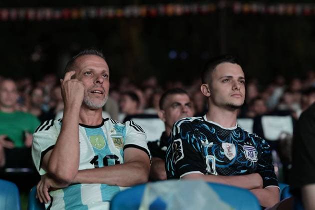 July 15, 2026, Ramat-Gan, Israel: RAMAT GAN, ISRAEL oÃ¢ JULY 15, 2026: People gather at an open-air amphitheatre in the National Park in Ramat Gan, Israel, to watch the FIFA World Cup, WM, Weltmeisterschaft, Fussball 2026 semi-final match between England and Argentina on a giant screen on July 15, 2026. The public viewing drew football fans who followed the match together as part of the tournament celebrations. JNA PRESS Ramat-Gan Israel  - ZUMAq101 20260715_zna_q101_259 Copyright: xTomerxNeubergx Fans Watch England-Argentina World Cup Semi-Final In Ramat Gan  - ZUMA0861 0861755200st Copyright: xIMAGO TomerxNeubergx