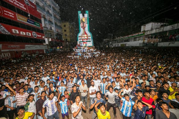 July 16, 2026, Dhaka, Munshiganj, Bangladesh: Thousands of football fans gathered at Super Market Chottor in Munshiganj, Dhaka, Bangladesh, on Tuesday night to watch the FIFA World Cup, WM, Weltmeisterschaft, Fussball 2026 semi-final between Argentina and England on giant screens. The public viewing attracted a large crowd as supporters followed one of the tournament s most anticipated matches. Argentina secured a dramatic 2Ã¢â‚¬1 victory with two late goals to book their place in the FIFA World Cup Final, while England s campaign came to an end after a spirited performance. The photographs capture the excitement, tension and emotions of football fans in Bangladesh as they witnessed Argentina s memorable comeback and qualification for the final. Bangladesh Football Fans Watch Argentina Defeat England To Reach The FIFA World Cup 2026 Final  - ZUMAa259 0861759577st Copyright: xRayhanxAhmedx