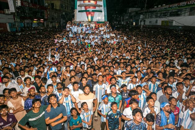 July 16, 2026, Dhaka, Munshiganj, Bangladesh: Thousands of football fans gathered at Super Market Chottor in Munshiganj, Dhaka, Bangladesh, on Tuesday night to watch the FIFA World Cup, WM, Weltmeisterschaft, Fussball 2026 semi-final between Argentina and England on giant screens. The public viewing attracted a large crowd as supporters followed one of the tournament s most anticipated matches. Argentina secured a dramatic 2Ã¢â‚¬1 victory with two late goals to book their place in the FIFA World Cup Final, while England s campaign came to an end after a spirited performance. The photographs capture the excitement, tension and emotions of football fans in Bangladesh as they witnessed Argentina s memorable comeback and qualification for the final. Bangladesh Football Fans Watch Argentina Defeat England To Reach The FIFA World Cup 2026 Final  - ZUMAa259 0861759592st Copyright: xRayhanxAhmedx