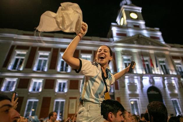 July 16, 2026, Madrid, Madrid, Spain: An Argentine fan celebrates the victory of the Albiceleste in Madrid on the shoulders of another fan.Argentine football fans celebrate their team s qualification for the 2026 FIFA World Cup, WM, Weltmeisterschaft, Fussball final in Madrid s Puerta del Sol square after defeating England 2-1 in the semi-final...Argentina will face Spain in New York on Sunday, July 19. Argentine Fans Celebrate In Madrid Their Advancement To The 2026 World Cup Final.  - ZUMAs197 0861766085st Copyright: xSOPAxImagesx