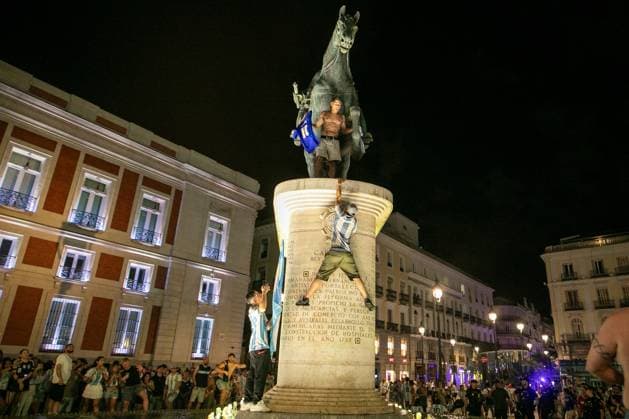 July 16, 2026, Madrid, Madrid, Spain: Argentine fans celebrate perched atop the equestrian statue of Charles III, located in Madrid s Puerta del Sol..Argentine football fans celebrate their team s qualification for the 2026 FIFA World Cup, WM, Weltmeisterschaft, Fussball final in Madrid s Puerta del Sol square after defeating England 2-1 in the semi-final...Argentina will face Spain in New York on Sunday, July 19. Argentine Fans Celebrate In Madrid Their Advancement To The 2026 World Cup Final.  - ZUMAs197 0861766089st Copyright: xSOPAxImagesx