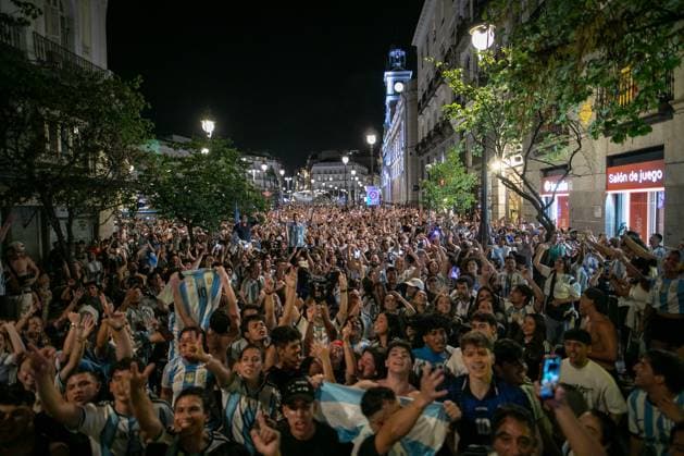 July 16, 2026, Madrid, Madrid, Spain: Hundreds of Argentine fans celebrate in Madrid s Puerta del Sol..Argentine football fans celebrate their team s qualification for the 2026 FIFA World Cup, WM, Weltmeisterschaft, Fussball final in Madrid s Puerta del Sol square after defeating England 2-1 in the semi-final...Argentina will face Spain in New York on Sunday, July 19. Argentine Fans Celebrate In Madrid Their Advancement To The 2026 World Cup Final.  - ZUMAs197 0861766097st Copyright: xSOPAxImagesx