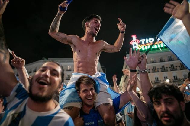 July 16, 2026, Madrid, Madrid, Spain: An Argentine fan celebrates the victory of the Albiceleste in Madrid on the shoulders of another fan.Argentine football fans celebrate their team s qualification for the 2026 FIFA World Cup, WM, Weltmeisterschaft, Fussball final in Madrid s Puerta del Sol square after defeating England 2-1 in the semi-final...Argentina will face Spain in New York on Sunday, July 19. Argentine Fans Celebrate In Madrid Their Advancement To The 2026 World Cup Final.  - ZUMAs197 0861766100st Copyright: xSOPAxImagesx