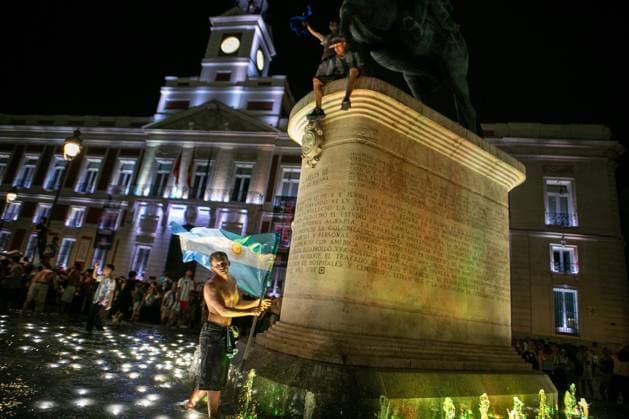 July 16, 2026, Madrid, Madrid, Spain: Argentine fans celebrate perched atop the equestrian statue of Charles III, located in Madrid s Puerta del Sol..Argentine football fans celebrate their team s qualification for the 2026 FIFA World Cup, WM, Weltmeisterschaft, Fussball final in Madrid s Puerta del Sol square after defeating England 2-1 in the semi-final...Argentina will face Spain in New York on Sunday, July 19. Argentine Fans Celebrate In Madrid Their Advancement To The 2026 World Cup Final.  - ZUMAs197 0861766102st Copyright: xSOPAxImagesx