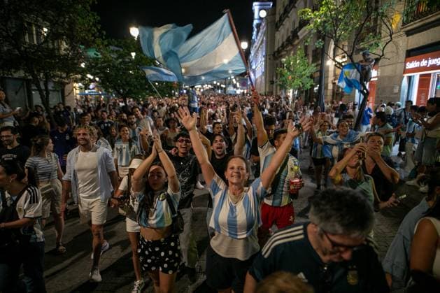 July 16, 2026, Madrid, Madrid, Spain: Hundreds of Argentine fans celebrate in Madrid s Puerta del Sol..Argentine football fans celebrate their team s qualification for the 2026 FIFA World Cup, WM, Weltmeisterschaft, Fussball final in Madrid s Puerta del Sol square after defeating England 2-1 in the semi-final...Argentina will face Spain in New York on Sunday, July 19. Argentine Fans Celebrate In Madrid Their Advancement To The 2026 World Cup Final.  - ZUMAs197 0861766107st Copyright: xSOPAxImagesx