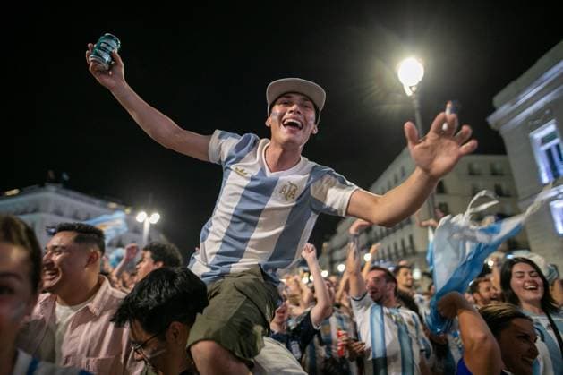 July 16, 2026, Madrid, Madrid, Spain: An Argentine fan celebrates the victory of the Albiceleste in Madrid on the shoulders of another fan.Argentine football fans celebrate their team s qualification for the 2026 FIFA World Cup, WM, Weltmeisterschaft, Fussball final in Madrid s Puerta del Sol square after defeating England 2-1 in the semi-final...Argentina will face Spain in New York on Sunday, July 19. Argentine Fans Celebrate In Madrid Their Advancement To The 2026 World Cup Final.  - ZUMAs197 0861766109st Copyright: xSOPAxImagesx