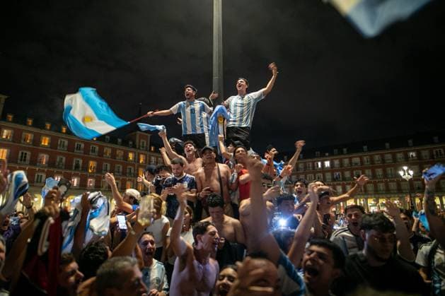 July 16, 2026, Madrid, Madrid, Spain: Argentine fans celebrate in Madrid their advancement to the 2026 World Cup final..Argentine football fans celebrate their team s qualification for the 2026 FIFA World Cup, WM, Weltmeisterschaft, Fussball final in Madrid s Puerta del Sol square after defeating England 2-1 in the semi-final...Argentina will face Spain in New York on Sunday, July 19. Argentine Fans Celebrate In Madrid Their Advancement To The 2026 World Cup Final.  - ZUMAs197 0861766111st Copyright: xSOPAxImagesx