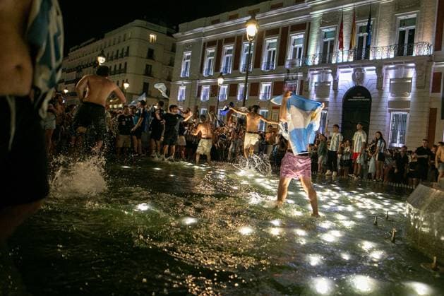 July 16, 2026, Madrid, Madrid, Spain: Argentine fans celebrate in a water fountain located in Madrid s Puerta del Sol..Argentine football fans celebrate their team s qualification for the 2026 FIFA World Cup, WM, Weltmeisterschaft, Fussball final in Madrid s Puerta del Sol square after defeating England 2-1 in the semi-final...Argentina will face Spain in New York on Sunday, July 19. Argentine Fans Celebrate In Madrid Their Advancement To The 2026 World Cup Final.  - ZUMAs197 0861766113st Copyright: xSOPAxImagesx