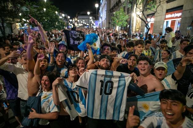 July 16, 2026, Madrid, Madrid, Spain: Hundreds of Argentine fans celebrate in Madrid s Puerta del Sol..Argentine football fans celebrate their team s qualification for the 2026 FIFA World Cup, WM, Weltmeisterschaft, Fussball final in Madrid s Puerta del Sol square after defeating England 2-1 in the semi-final...Argentina will face Spain in New York on Sunday, July 19. Argentine Fans Celebrate In Madrid Their Advancement To The 2026 World Cup Final.  - ZUMAs197 0861766115st Copyright: xSOPAxImagesx