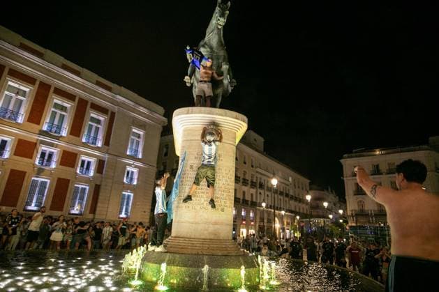 July 16, 2026, Madrid, Madrid, Spain: MADRID, SPAIN Ã¢â‚¬ JULY 15, 2026: Argentine football fans celebrate in Puerta del Sol after Argentina defeat England 2-1 in the 2026 FIFA World Cup, WM, Weltmeisterschaft, Fussball semi-final. Argentina advance to the final, where they will face Spain in New York on Sunday, July 19. JNA Press Argentine Fans Celebrate World Cup Final Qualification In Madrid  - ZUMAq101 0861767729st Copyright: xC.xCarvajalx