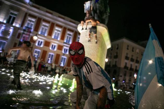 July 16, 2026, Madrid, Madrid, Spain: MADRID, SPAIN Ã¢â‚¬ JULY 15, 2026: Argentine football fans celebrate in Puerta del Sol after Argentina defeat England 2-1 in the 2026 FIFA World Cup, WM, Weltmeisterschaft, Fussball semi-final. Argentina advance to the final, where they will face Spain in New York on Sunday, July 19. JNA Press Argentine Fans Celebrate World Cup Final Qualification In Madrid  - ZUMAq101 0861767732st Copyright: xC.xCarvajalx