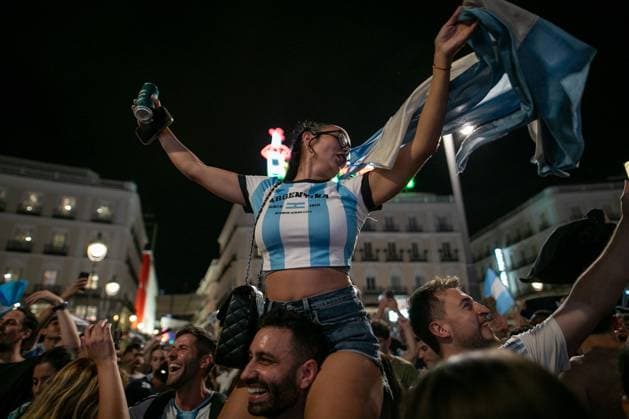 July 16, 2026, Madrid, Madrid, Spain: MADRID, SPAIN Ã¢â‚¬ JULY 15, 2026: Argentine football fans celebrate in Puerta del Sol after Argentina defeat England 2-1 in the 2026 FIFA World Cup, WM, Weltmeisterschaft, Fussball semi-final. Argentina advance to the final, where they will face Spain in New York on Sunday, July 19. JNA Press Argentine Fans Celebrate World Cup Final Qualification In Madrid  - ZUMAq101 0861767738st Copyright: xC.xCarvajalx