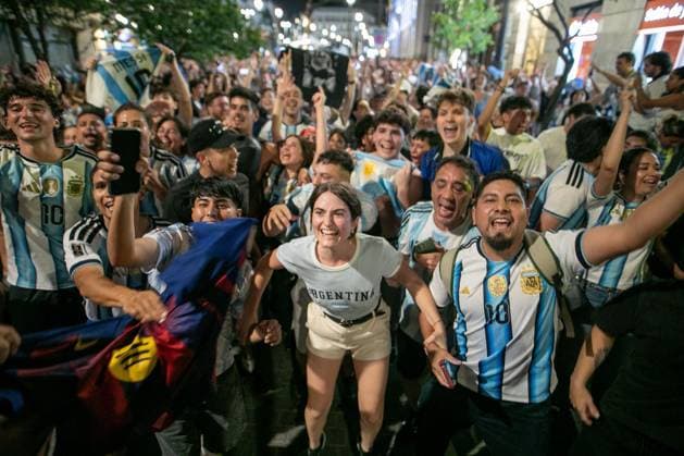 July 16, 2026, Madrid, Madrid, Spain: MADRID, SPAIN Ã¢â‚¬ JULY 15, 2026: Argentine football fans celebrate in Puerta del Sol after Argentina defeat England 2-1 in the 2026 FIFA World Cup, WM, Weltmeisterschaft, Fussball semi-final. Argentina advance to the final, where they will face Spain in New York on Sunday, July 19. JNA Press Argentine Fans Celebrate World Cup Final Qualification In Madrid  - ZUMAq101 0861767742st Copyright: xC.xCarvajalx
