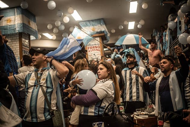 July 15, 2026, Buenos Aires, Buenos Aires, Argentina: Argentine supporters flood the streets in celebration after their national team, Nationalteam s victory over England secures a place in the final of the 2026 FIFA World Cup, WM, Weltmeisterschaft, Fussball Argentine Fans Celebrate As Argentina Reaches 2026 World Cup Final  - ZUMAf175 0861773152st Copyright: xDaniellaxFernandezxRealinx