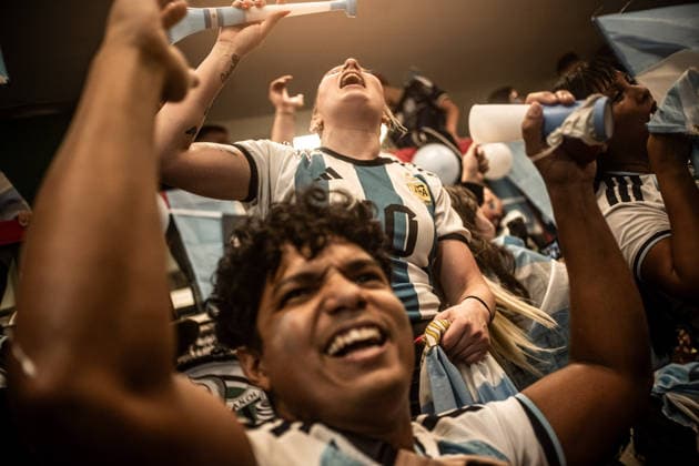 July 15, 2026, Buenos Aires, Buenos Aires, Argentina: Argentine supporters flood the streets in celebration after their national team, Nationalteam s victory over England secures a place in the final of the 2026 FIFA World Cup, WM, Weltmeisterschaft, Fussball Argentine Fans Celebrate As Argentina Reaches 2026 World Cup Final  - ZUMAf175 0861773159st Copyright: xDaniellaxFernandezxRealinx