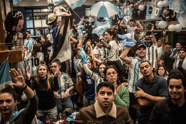 July 15, 2026, Buenos Aires, Buenos Aires, Argentina: Argentine supporters flood the streets in celebration after their national team, Nationalteam s victory over England secures a place in the final of the 2026 FIFA World Cup, WM, Weltmeisterschaft, Fussball Argentine Fans Celebrate As Argentina Reaches 2026 World Cup Final  - ZUMAf175 0861773362st Copyright: xDaniellaxFernandezxRealinx