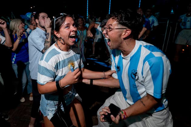 Ambiente en Madrid durante la semifinal del Mundial de fútbol 2026 entre Argentina e Inglaterra The atmosphere in Madrid during the 2026 World Cup semifinal between Argentina and England. Fans of the Argentine national team, Nationalteam during the 2026 World Cup semifinal match between Argentina and England on July 15, 2026, in Madrid, Spain. The semifinal match between Argentina and England will determine which team will face Spain in the final on July 19 in New York. JULY 15, 2026. On Foot. Madrid, Spain  Copyright: xA.xPÃ rezxMecax 7667115 Madrid Madrid Espana *** The atmosphere in Madrid during the 2026 World Cup semifinal between Argentina and England Fans of the Argentine national team during the 2026 World Cup semifinal match between Argentina and England on July 15, 2026, in Madrid, Spain The semifinal match between Argentina and England will determine which team will face Spain in the final on July 19 in New York JULY 15, 2026 On Foot Madrid, Spain  Copyright xA xPérezxMeca 7667115 Madrid Madrid Spain  Copyright: xIMAGO A.xPÃ rezxMecax imago images 0861757982