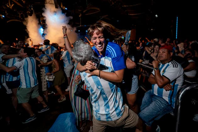 Ambiente en Madrid durante la semifinal del Mundial de fútbol 2026 entre Argentina e Inglaterra The atmosphere in Madrid during the 2026 World Cup semifinal between Argentina and England. Fans of the Argentine national team, Nationalteam during the 2026 World Cup semifinal match between Argentina and England on July 15, 2026, in Madrid, Spain. The semifinal match between Argentina and England will determine which team will face Spain in the final on July 19 in New York. JULY 15, 2026. On Foot. Madrid, Spain  Copyright: xA.xPÃ rezxMecax 7667117 Madrid Madrid Espana *** The atmosphere in Madrid during the 2026 World Cup semifinal between Argentina and England Fans of the Argentine national team during the 2026 World Cup semifinal match between Argentina and England on July 15, 2026, in Madrid, Spain The semifinal match between Argentina and England will determine which team will face Spain in the final on July 19 in New York JULY 15, 2026 On Foot Madrid, Spain  Copyright xA xPérezxMeca 7667117 Madrid Madrid Spain  Copyright: xIMAGO A.xPÃ rezxMecax imago images 0861758014